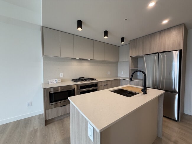 Photo - 623-623 Kemsley Ave