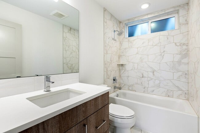 Photo - Modern 3-Bedroom Townhome with Rooftop Deck in NE Seattle