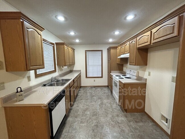 Photo - 121 Oakwood Dr