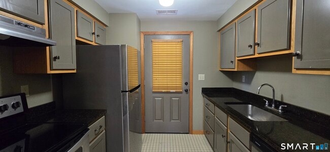 Building Photo - 184 Middlesex Turnpike Unit 6