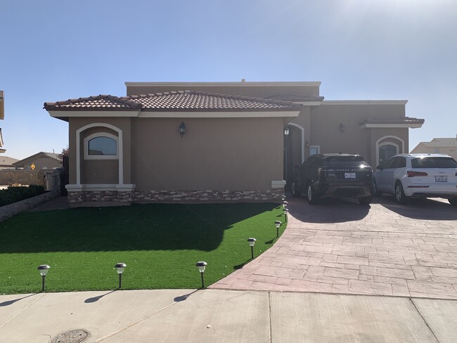 Building Photo - 2600 Snowy Rock Pl