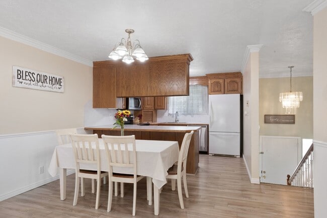 Photo - 553 N 200 W