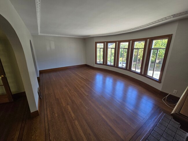 Large Living Room - 1681 9th Ave Unit Inner Sunset - 9th & Moraga