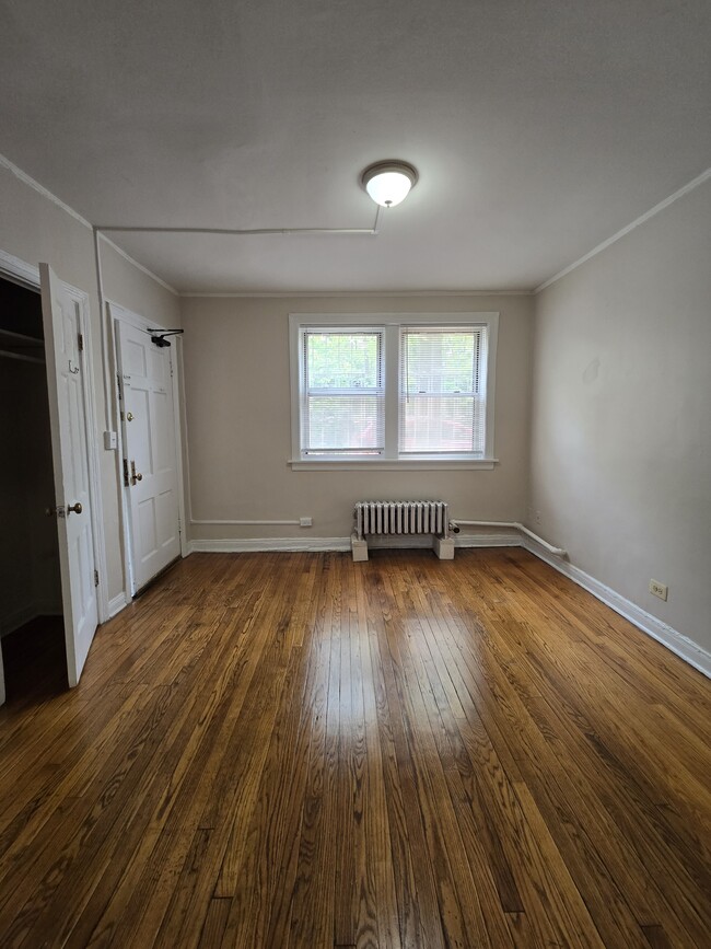 Photo - 6910 N Ravenswood Ave Apartments Unit 1