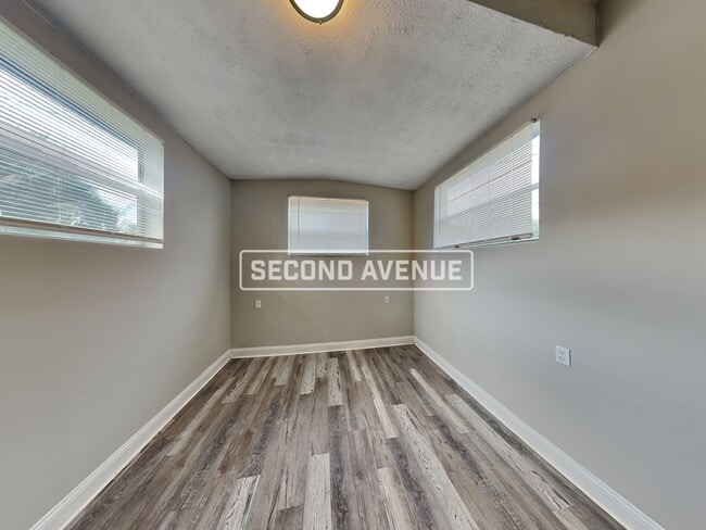 Photo - 4144 Katanga Dr N