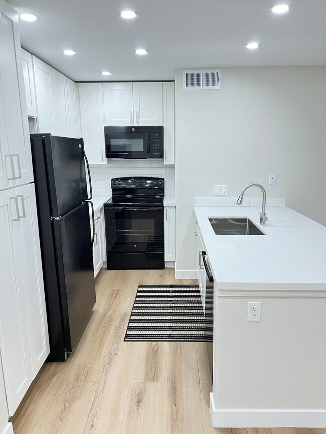 Encimeras de cuarzo nuevas en la cocina, grifo, fregadero profundo de acero inoxidable, microondas nuevo, lavavajillas Bosch. - 2935 N 68th St Unidad 121