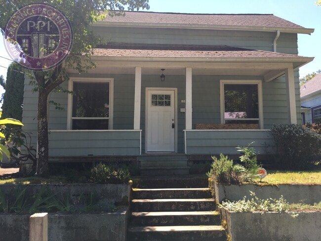 Building Photo - Beautiful Sellwood Bungalow in One of Portland's Most Desirable Neighborhoods. Pet friendly!
