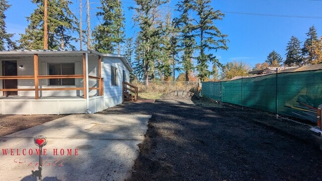 Photo - Huge fenced lot - bring your boat, trucks,...