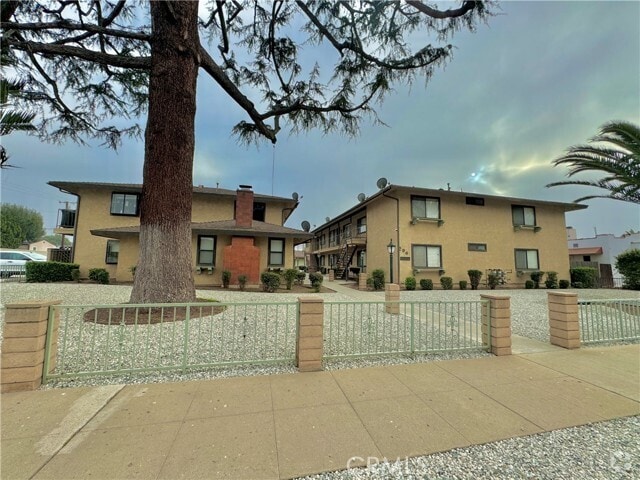 Building Photo - 596 N Valencia Pl Unit 8 Rental