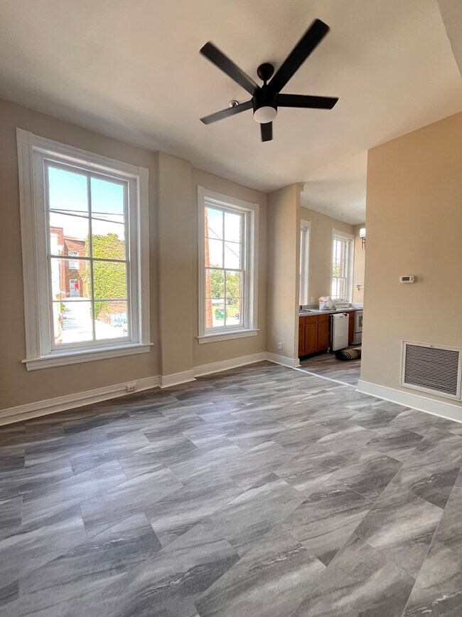 Building Photo - 228 W Broad St Unit 1 Rental