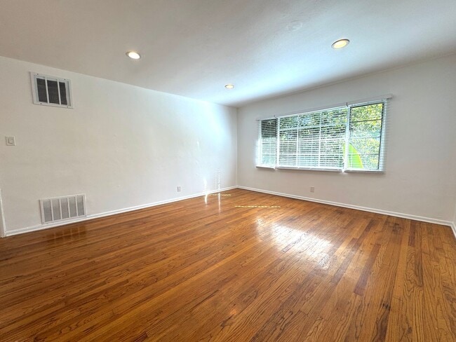 Photo - 2 MONTHS FREE! 1/BR with Private Garage in Hollywood Heights Unidad 6701.50