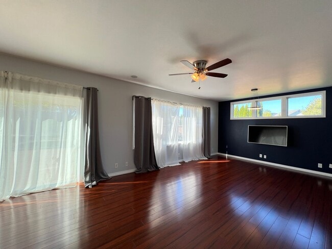 Photo - 1592 Kingston Way