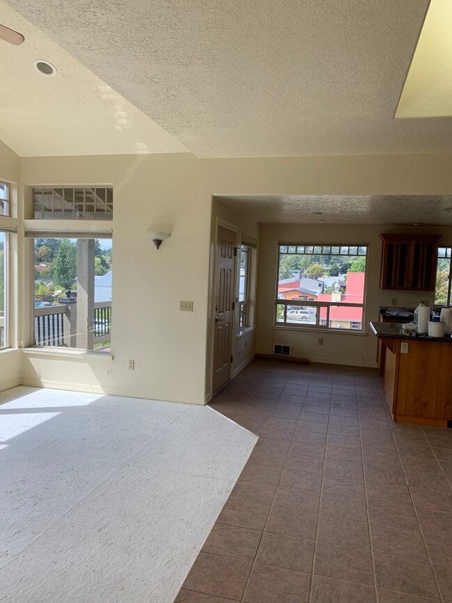 Building Photo - 325 C St