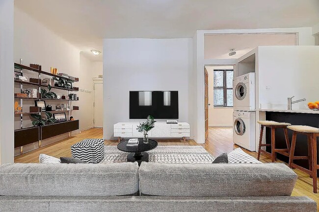 Photo - 231 E 14th St Unidad 4R