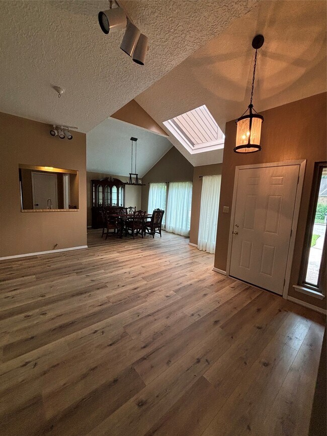 Photo - 15702 Oxenford Dr