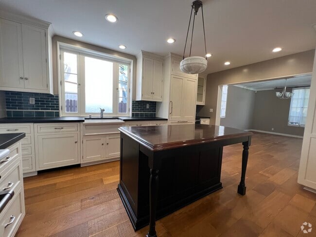 Building Photo - 803 Schumacher Dr Rental