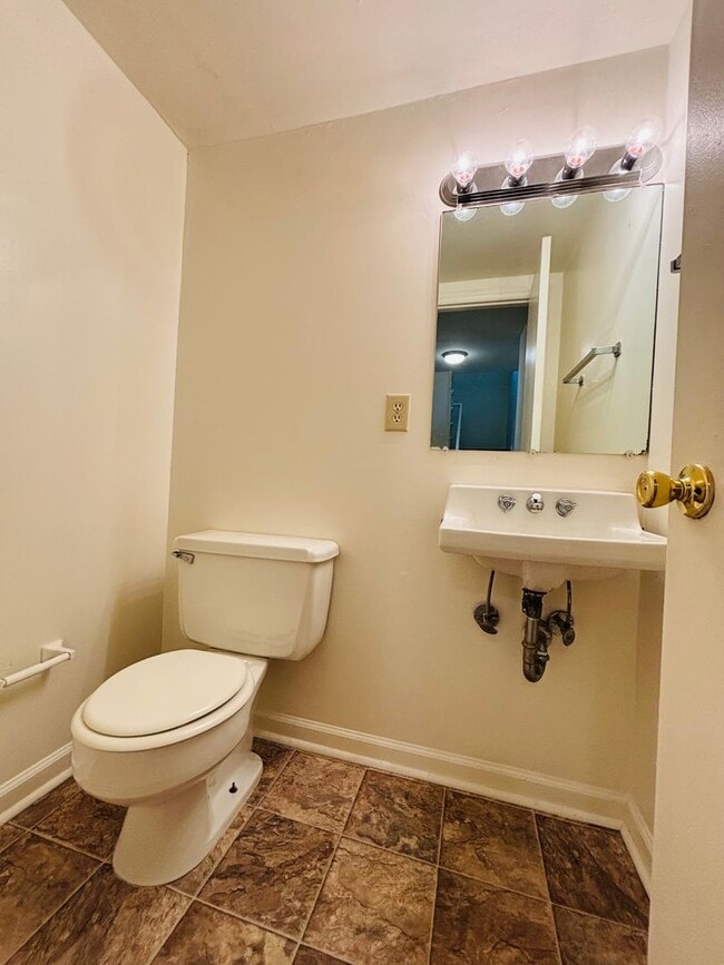 Photo - 218 Huntington Ln