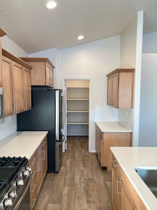 Kitchen - 11403 Alice Springs St