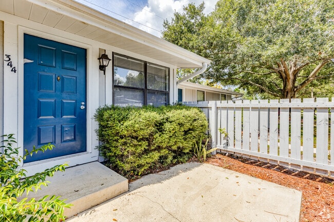 2 BR, 1 BA- 864SF