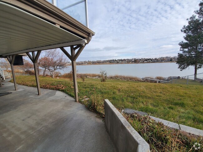 Building Photo - 2 Bedroom 1 Bath Lakefront w/all utilities... Rental