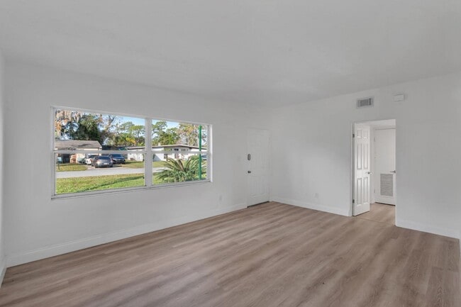 Photo - 833 Pinedale Ave