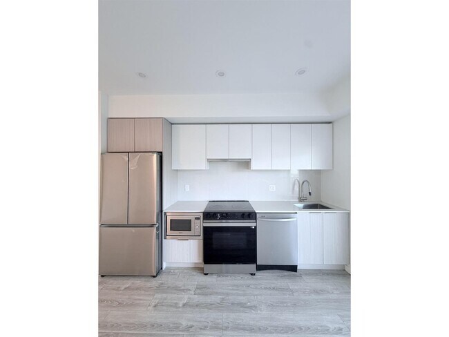 Photo - 10829-E140 140 St