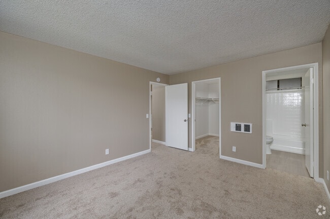 2BR, 2BA - 918SF - Primary Bedroom