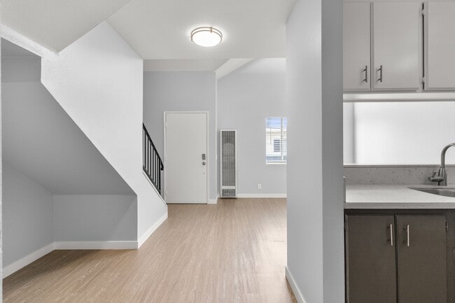 533 E 11th St Unidad 12