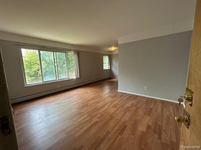 16480 E 9 Mile Rd Unit 102