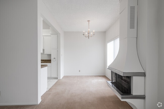 1BR, 1BA - 800SF - Dining Room