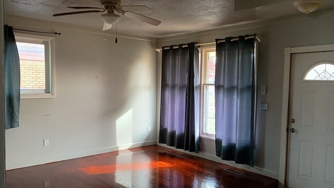 Photo - 15249 Roycroft St