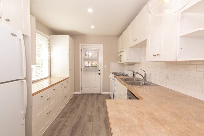 Photo - Updated Craftsman 2-Bed / 1-Bath W/ Private Yard/Storage/Washer/Dryer in South Park!