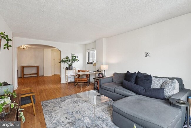 Building Photo - 1420 Locust St Unit 25E