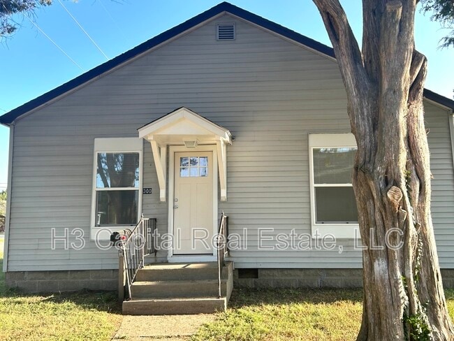 Building Photo - 300 W Baker St Rental