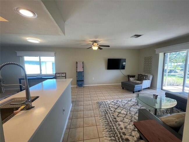 Photo - 1774 Mova St