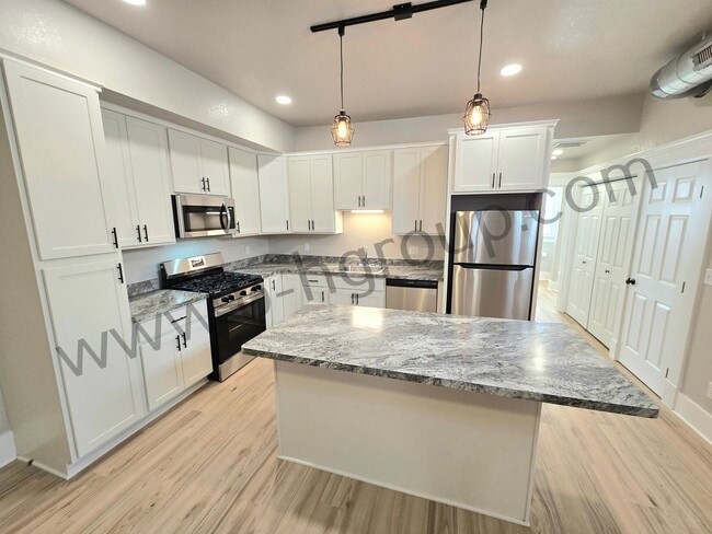 Building Photo - 715 57th St Unit Apt 201