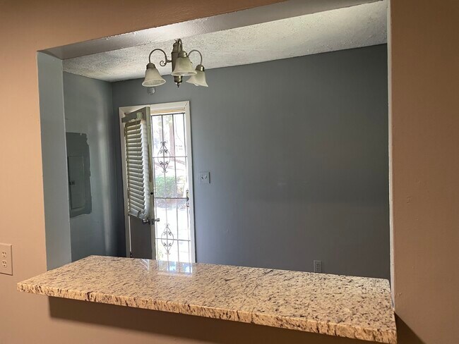 Photo - 2875 Hedgewood Dr NW