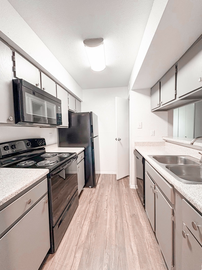 Photo - Oaks of Ashford Point - Briar Village