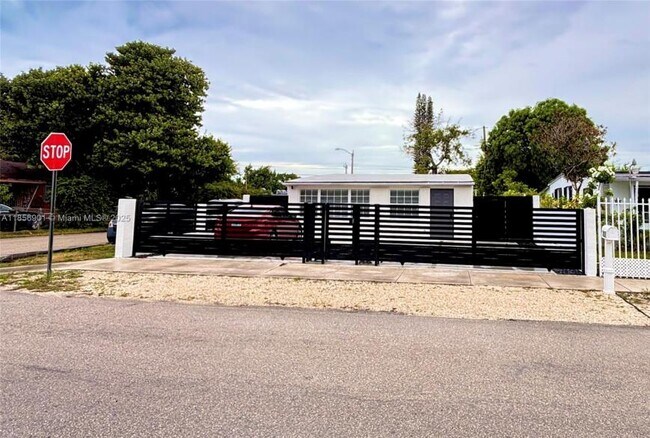 Building Photo - 4 bedroom in Miami FL 33147 Rental