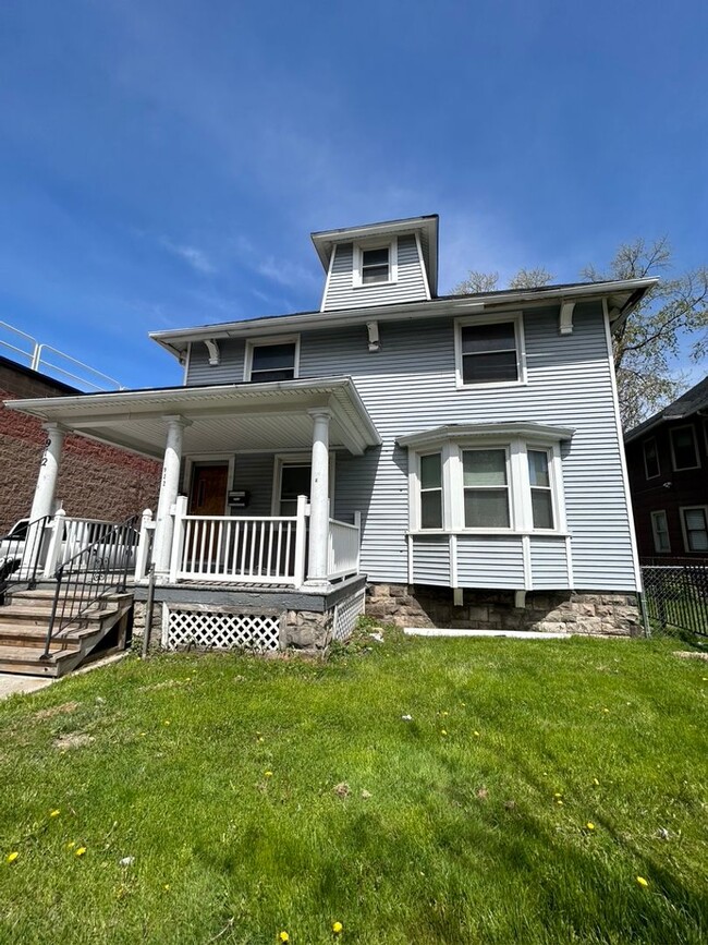 Building Photo - 912 S Clinton Ave Unit Upper Rental