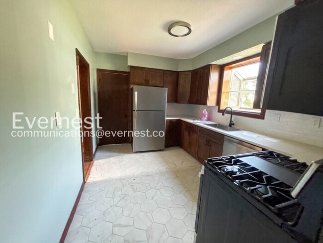 Photo - 275 Cornell Ave