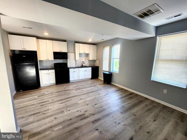 Photo - 352 E University Pkwy