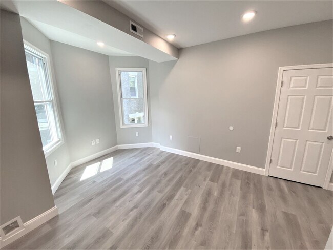 Photo - 439 E Washington Ln Unidad 2