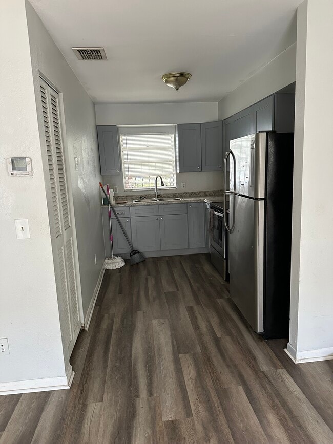 Kitchen - 1701 W Cherry St Unit A