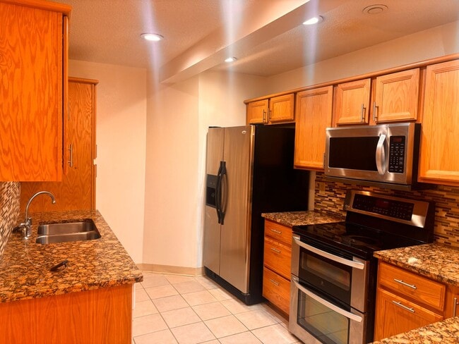 Building Photo - Perfect 2 Bed/2 Bath Downtown Condo w/Washer and Dryer Included!