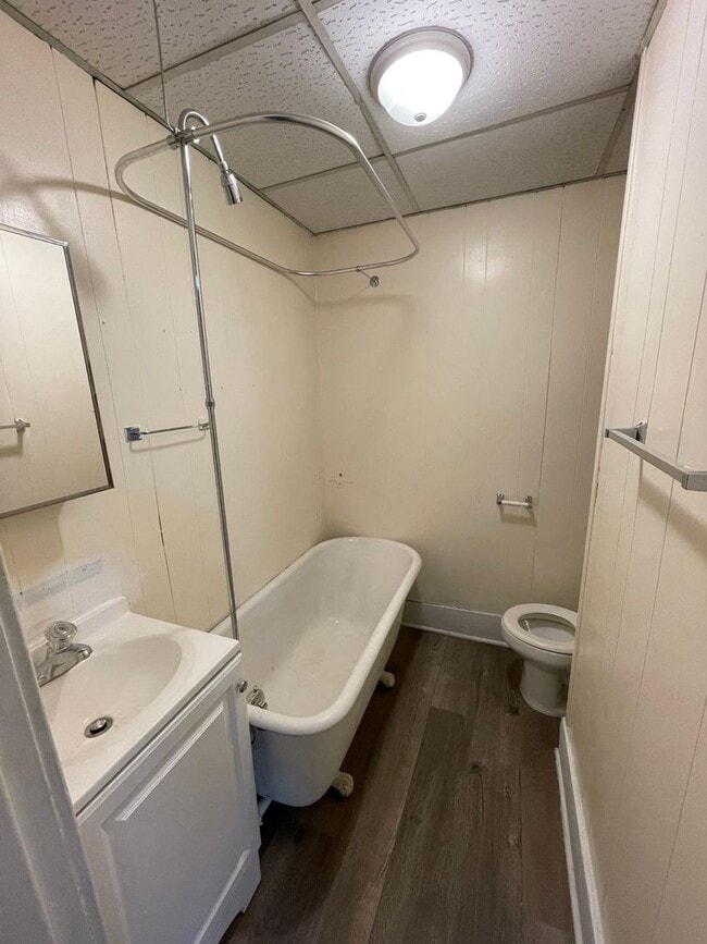 Building Photo - MOVE-IN SPECIAL | $150 OFF 1ST MONTH Unit 202 E Jefferson St #303