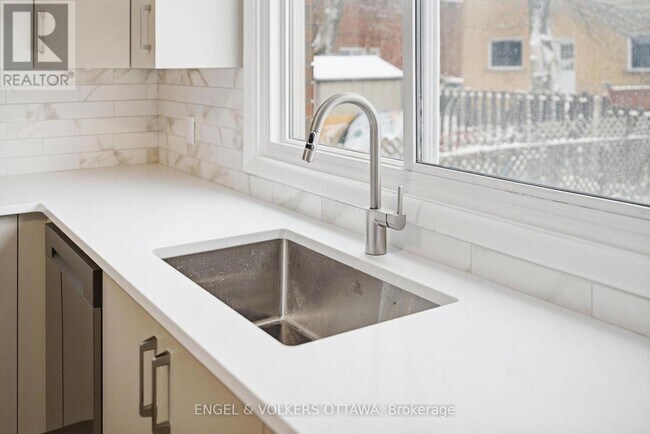 Photo - 896 Pinewood Crescent Unit 1