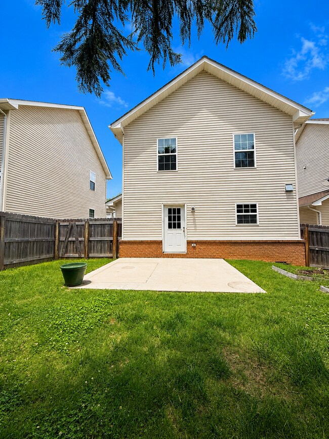 Photo - 1005 Lennox Cir