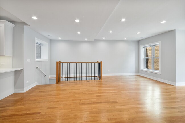 Building Photo - 4626 N Ashland Ave Unit 1N