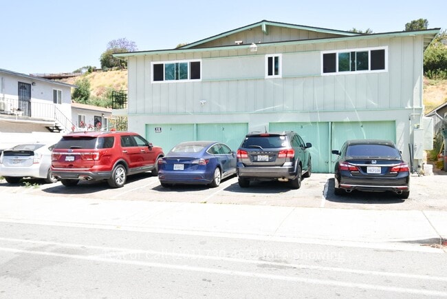 Building Photo - 3 Bedroom, 1.5 Bath Apartment with Garage ...